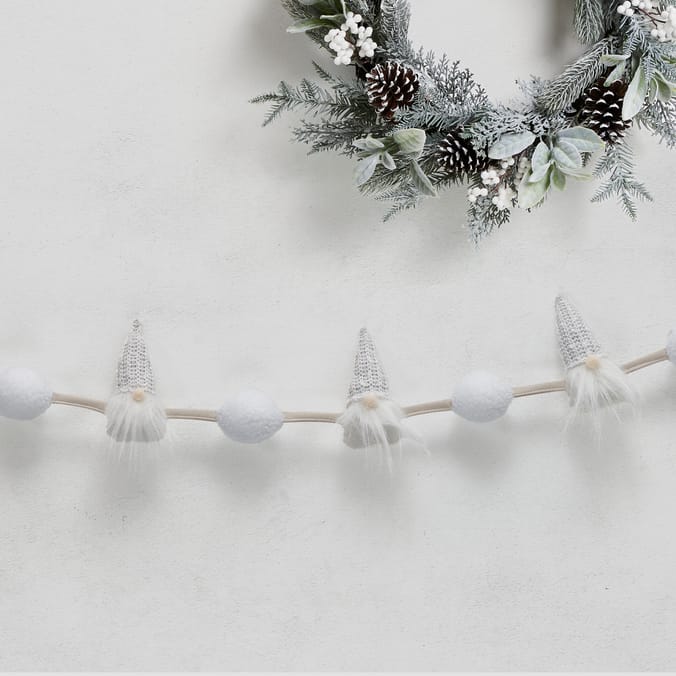White Gnome & Snowball Christmas Garland – Soft Winter Nordic Holiday Decor