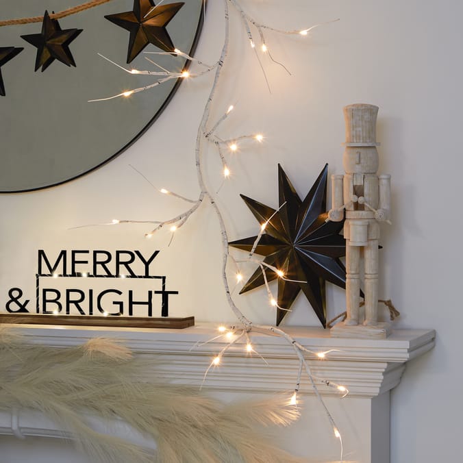 Wooden Nordic Nutcracker Figurine – Minimalist Christmas Mantle & Shelf Decor